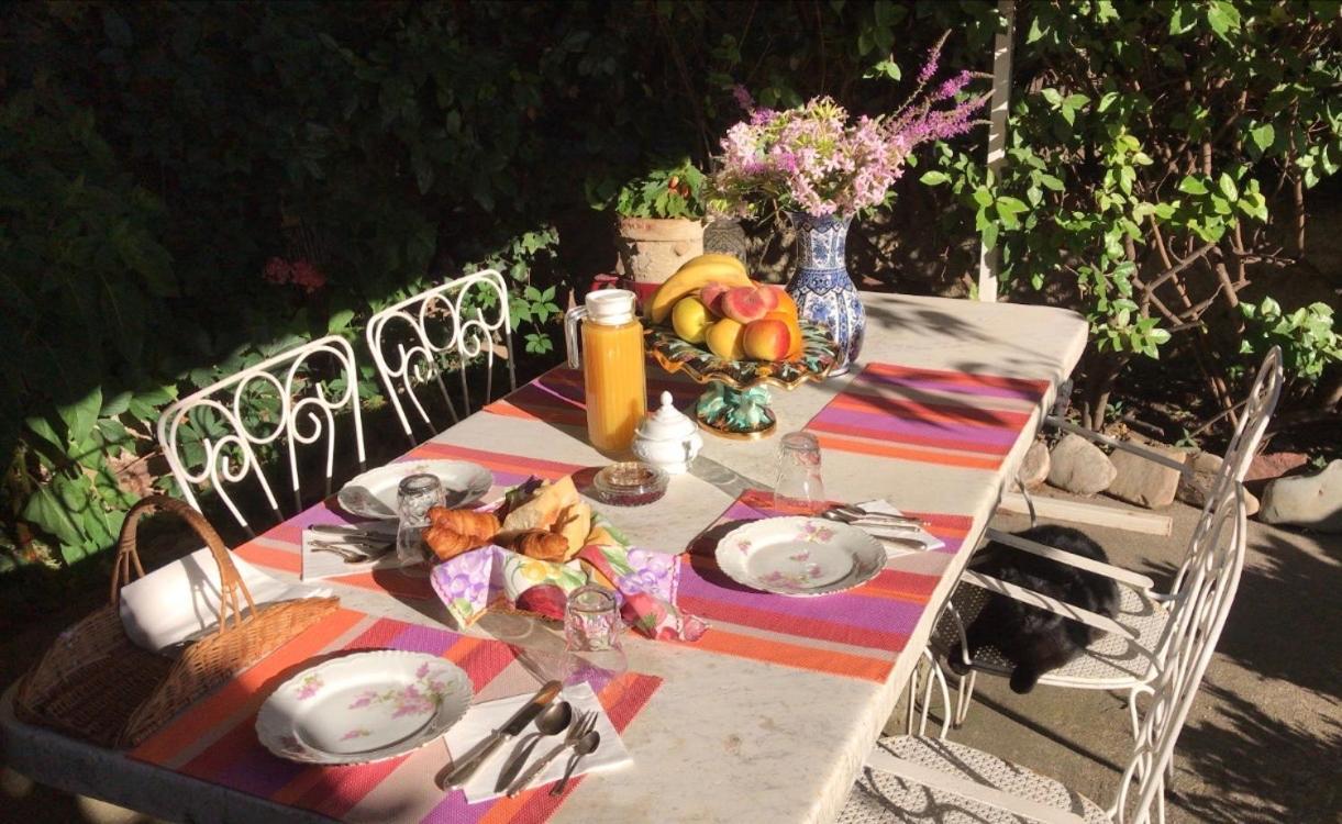 Chez Les Artistes Servian Exterior foto