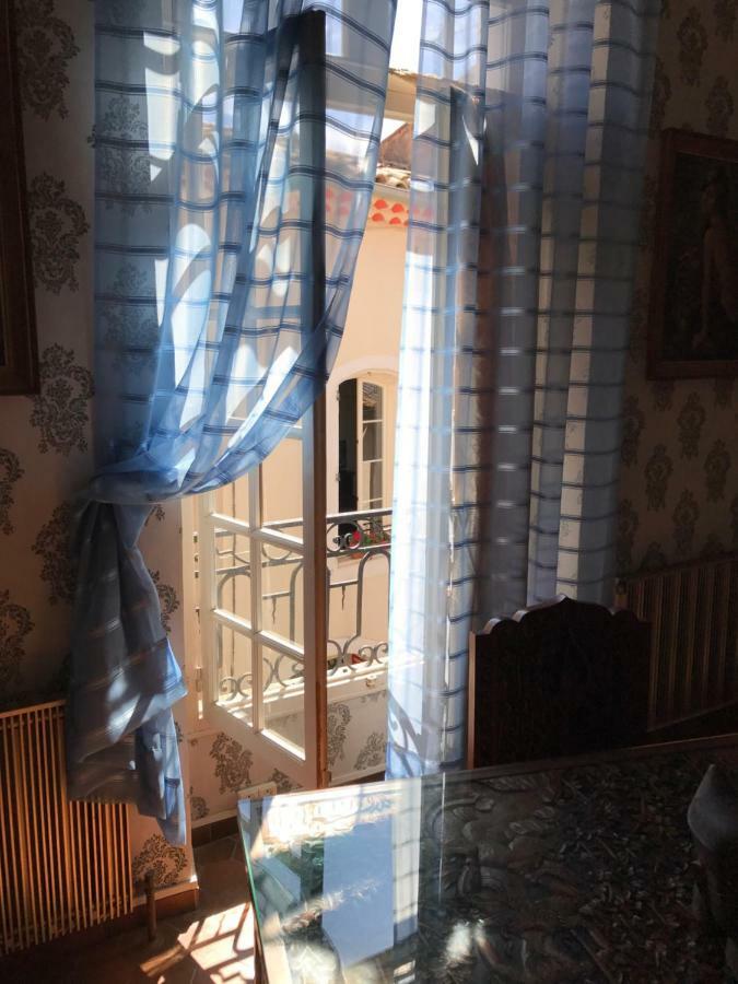 Chez Les Artistes Servian Exterior foto